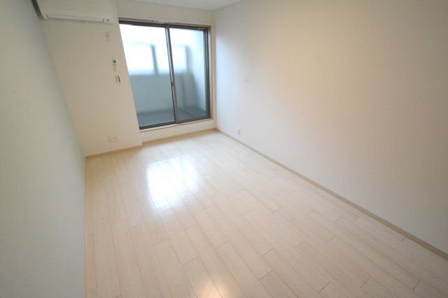 居室・リビング　床の色味が明るいので、お部屋全体が明るい印象です！