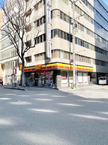 コンビニ　デイリーヤマザキ博多駅筑紫口店（コンビニ）まで55m