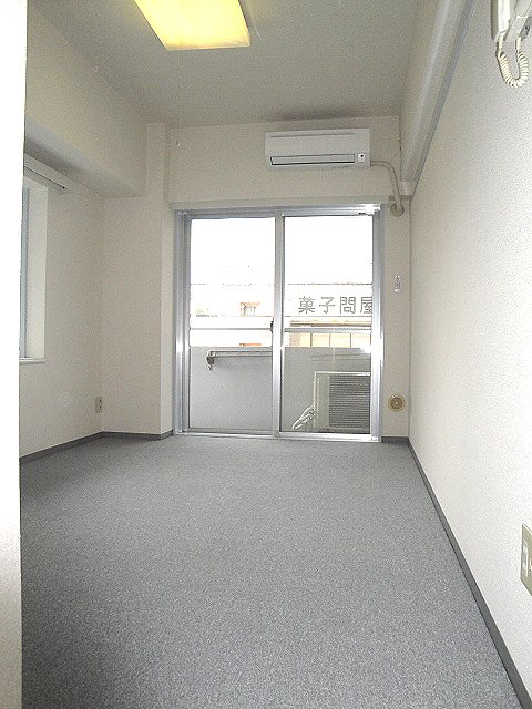 居室・リビング　室内写真は同タイプ別号室です