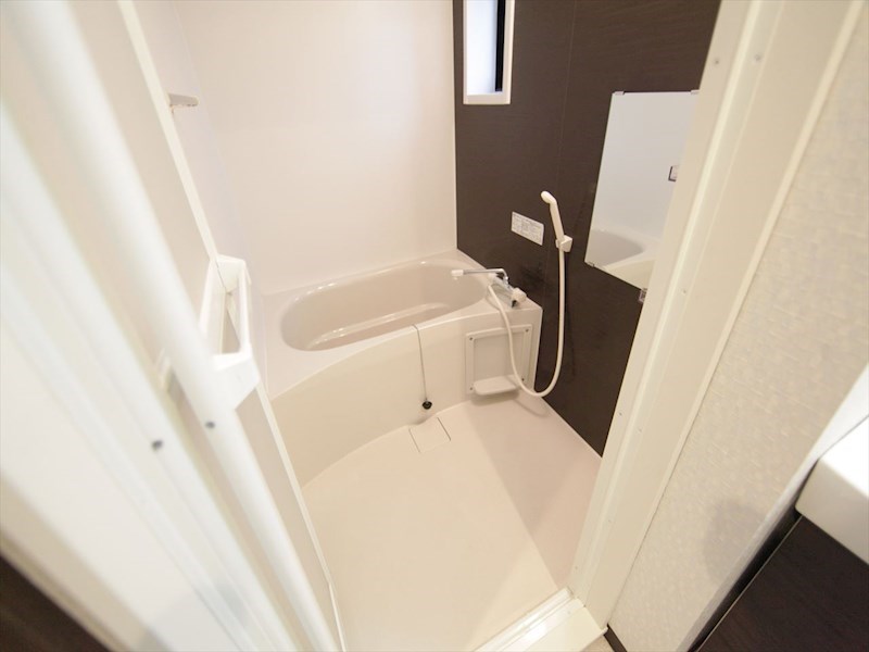 バス・シャワールーム　バスルーム　浴室暖房乾燥機付き　窓付（換気良好）