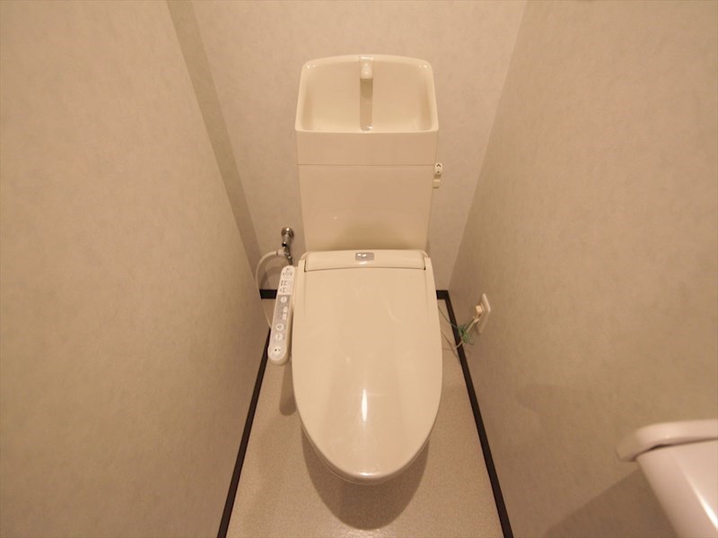 トイレ　温水洗浄暖房便座付トイレ