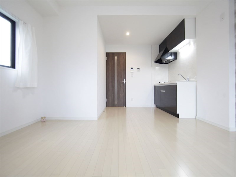 その他部屋・スペース　洋室10.7帖　2面採光　システムキッチン　南面バルコニー