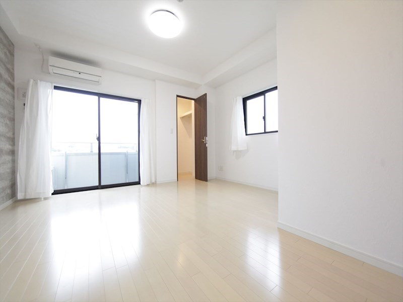 居室・リビング　洋室10.7帖　ウォークインクローゼット付　バルコニー