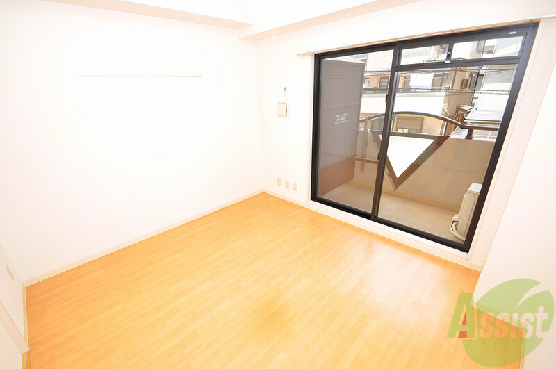 居室・リビング　シンプルな単身さん向きのマンションです。