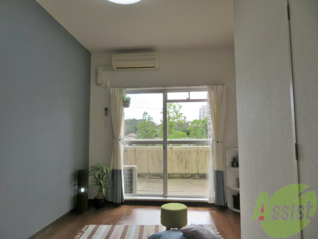 居室・リビング　白基調のお部屋は、部屋が明るく広く感じますね。