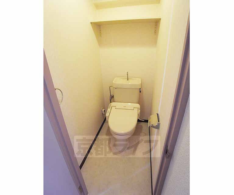 トイレ　上に棚があって嬉しいですね。