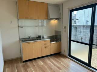 キッチン　こちらの居間で趣味の時間をお楽しみください