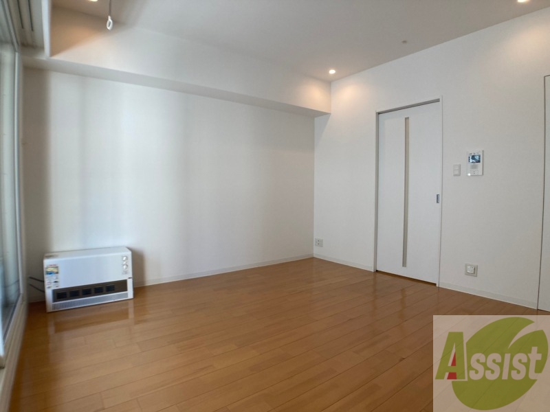 その他部屋・スペース　別の角度から洋室を撮影しました。日射しがあり明るい印象。