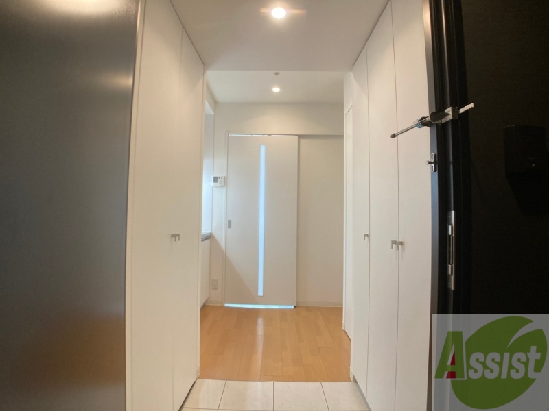 玄関　玄関の様子です。広い洋室にすぐ繋がっています。