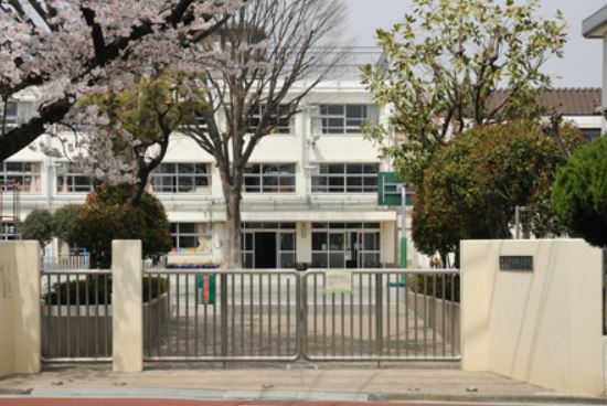 小学校　世田谷区立用賀小学校（小学校）まで943m