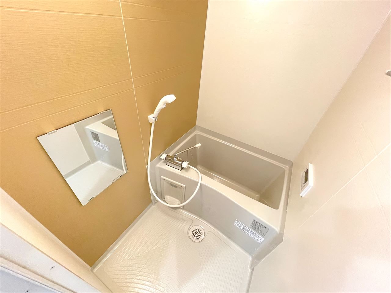 バス・シャワールーム　※左右反転タイプ・別室の写真になります。