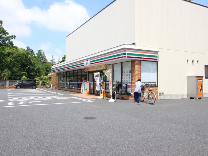コンビニ　セブンイレブン（コンビニ）まで272m