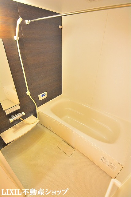 バス・シャワールーム　追い焚き機能付きの広めの浴室です。