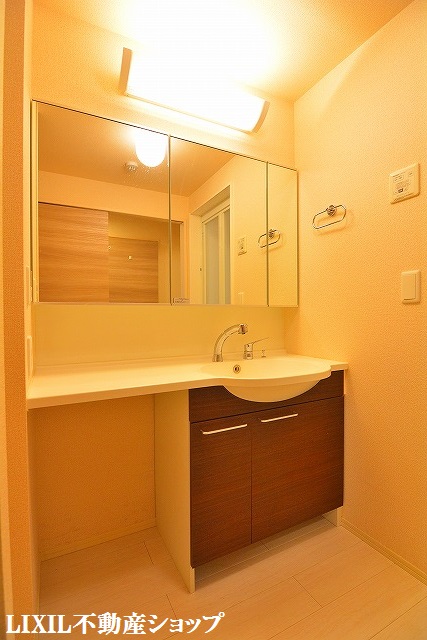 洗面設備　三面鏡の洗髪洗面化粧台です。