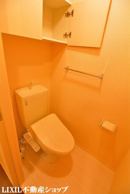 トイレ　上部に収納のある温水洗浄便座付のトイレです。