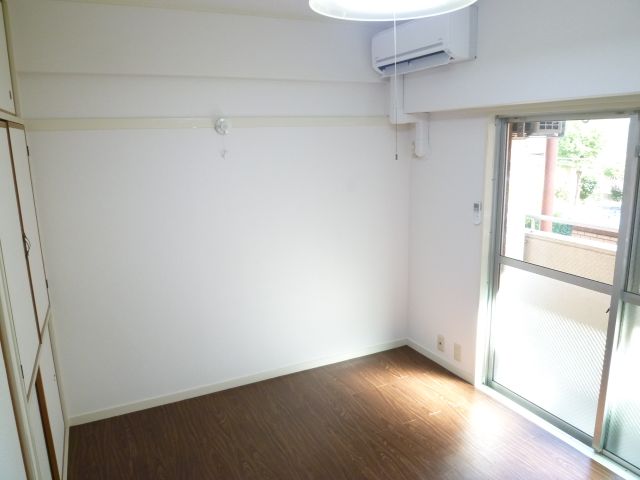 居室・リビング　きれいなフローリングに張りかえました！