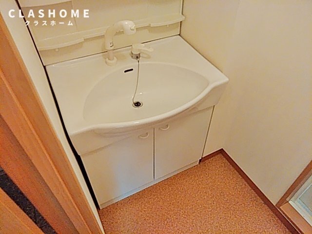 洗面設備　同物件の別部屋になります。