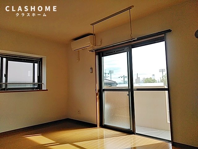 居室・リビング　同物件の別部屋になります。