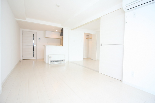 居室・リビング　明るい居間で気持ちまで明るくなりますね！