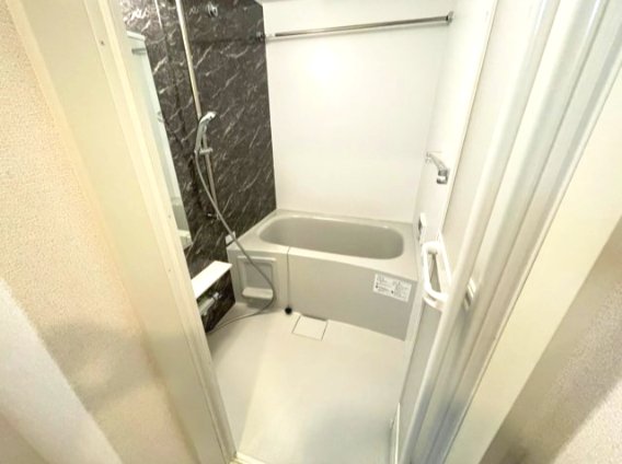 バス・シャワールーム　同建物反転タイプの室内写真を表示しています。