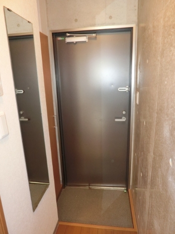 玄関　※別部屋の参考写真です。