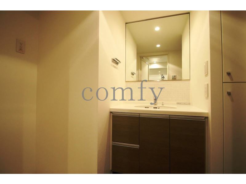 洗面設備　清潔感のあるパウダールーム