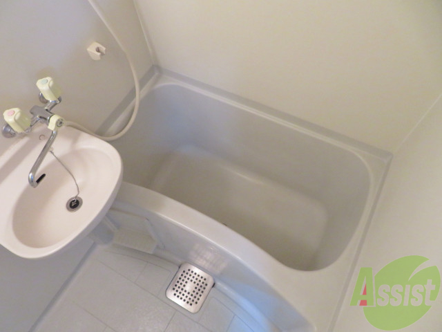 バス・シャワールーム　こちらはお風呂。一日の疲れをここで癒してください。