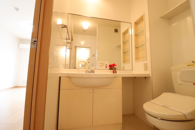 洗面設備　洗面台で急ぎの朝も安心です