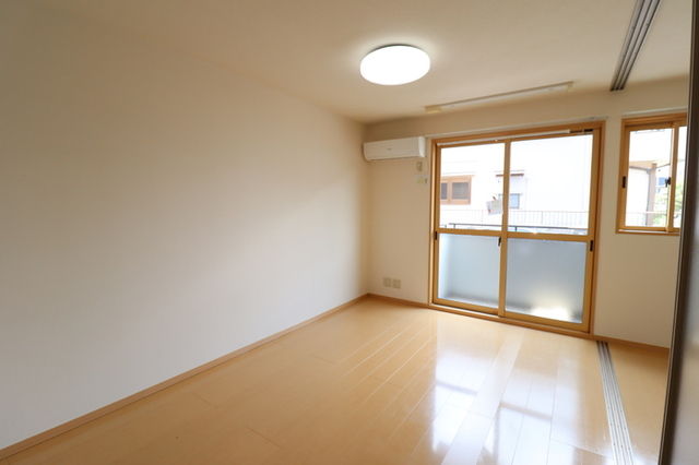 居室・リビング　洋室との扉を開けて広々ワンフロアへ