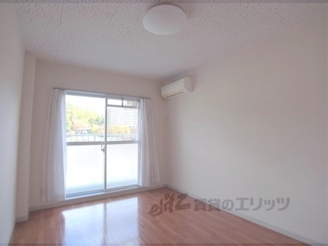 居室・リビング　明るく、清潔感のあるお部屋です。