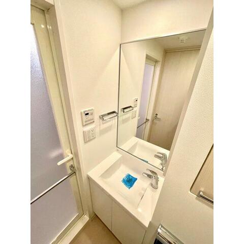 洗面設備　独立洗面化粧台が付いています