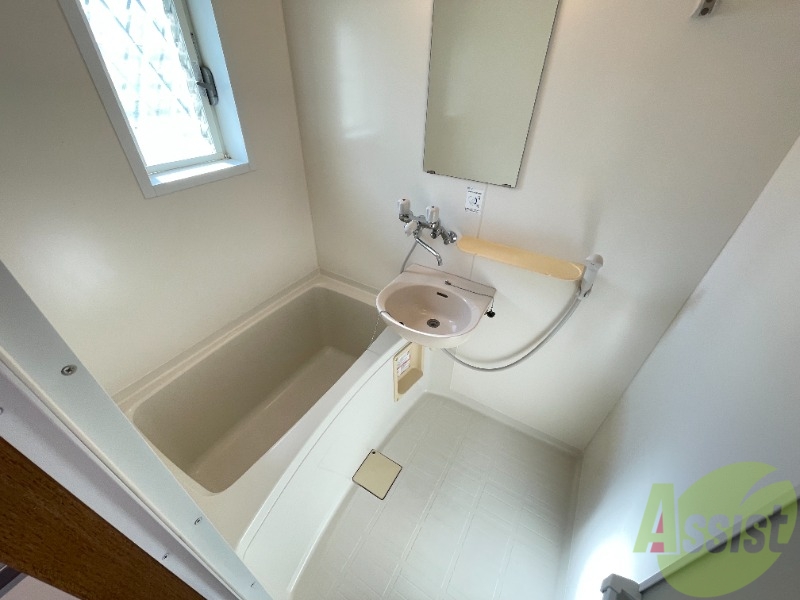 バス・シャワールーム　浴室に窓もあるので換気もできます！！