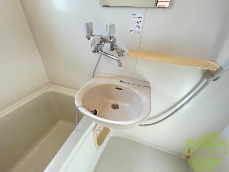 洗面設備　棚もあるので歯ブラシも置けます♪