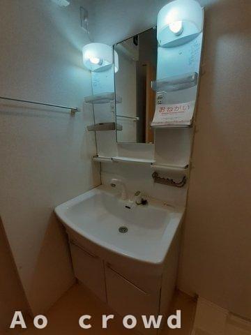 洗面設備　明るい洗面所です