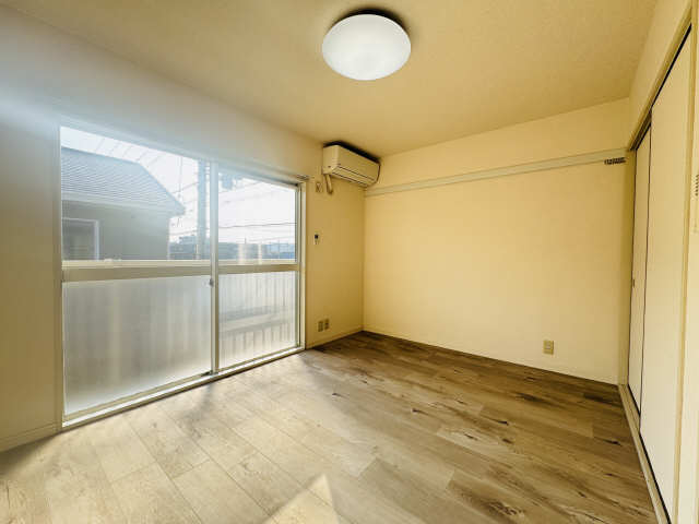 居室・リビング　西側の洋室です