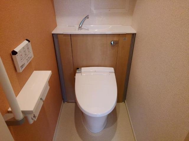 トイレ　落ち着いた色調のトイレです