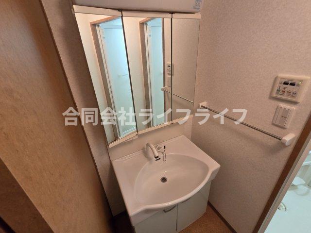 洗面設備　明るい洗面所です
