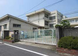 小学校　香芝市立五位堂小学校（小学校）まで1011m