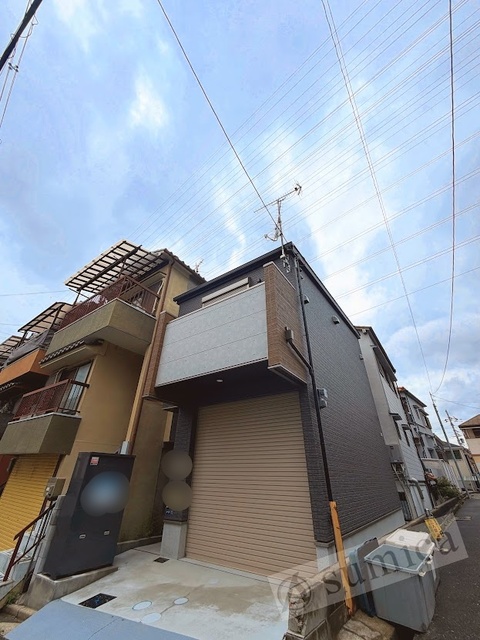 建物外観　静かな住宅街にあるガレージ付きの戸建