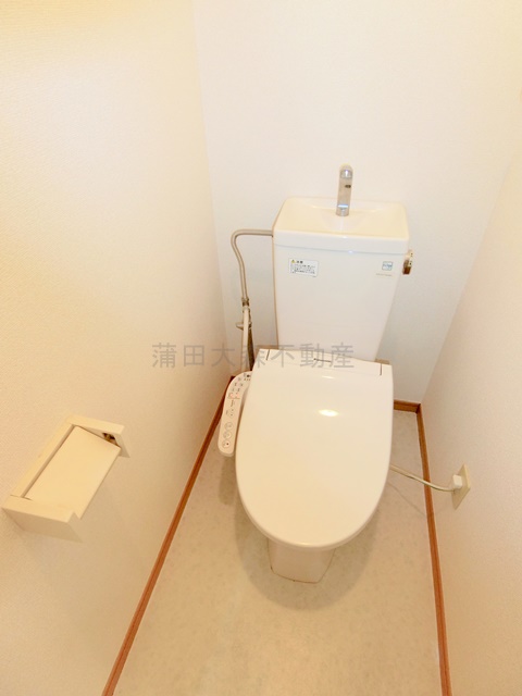 トイレ　窓と温水洗浄便座付きのトイレ
