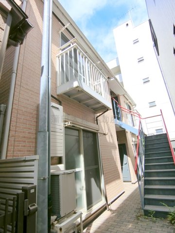 建物外観　2003年4月築　木造地上2階建て総戸数4戸の賃貸アパート