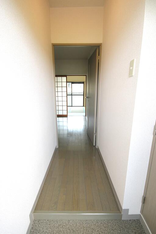玄関　下足箱付き