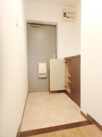 玄関　※写真は他号室です