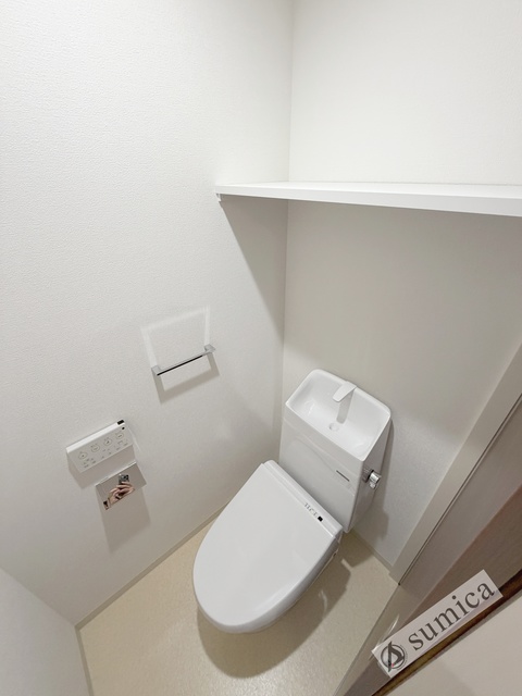 トイレ　人気アイテムの温水洗浄便座。清潔感のあるトイレです。