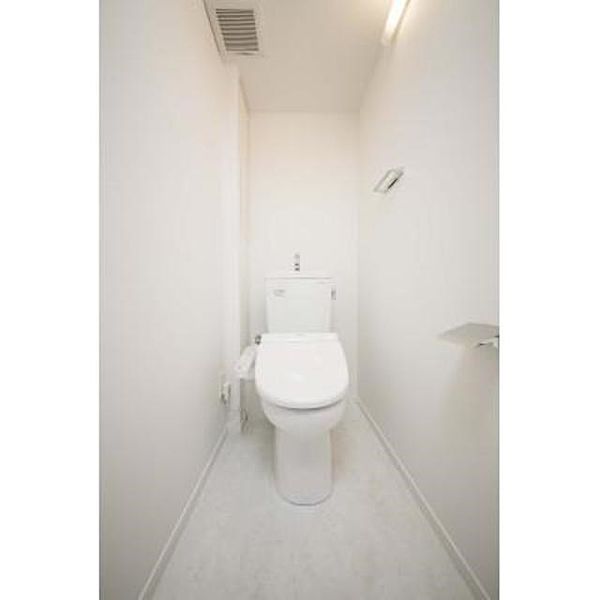 トイレ　落ち着いた色調のトイレです