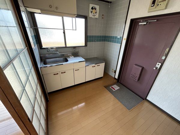 キッチン　ハンガーパイプ付きの収納です