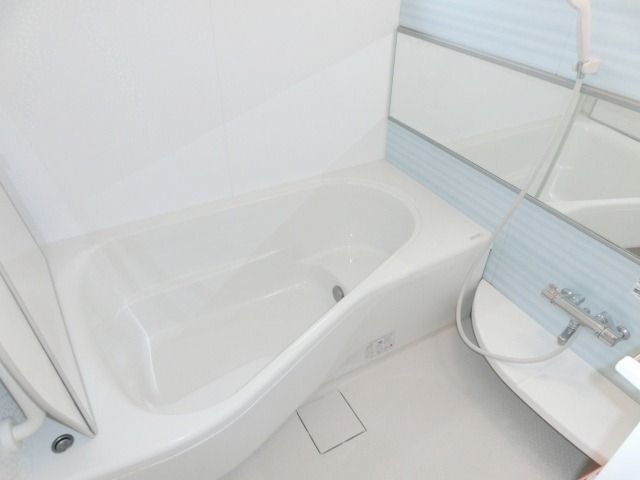 バス・シャワールーム　広々浴槽でくつろげます。