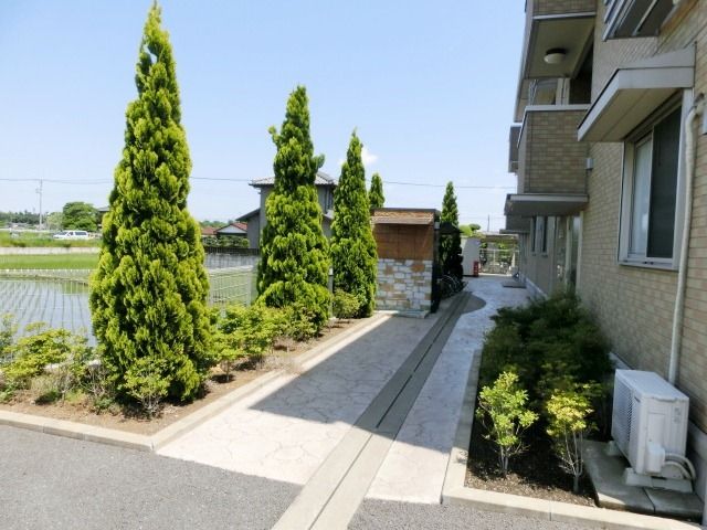 エントランス　建物内へのアプローチ