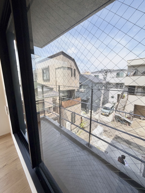 バルコニー　バルコニー付きのお部屋（同間取りの３０４号室の参考写真です）