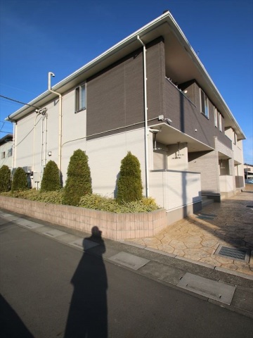 建物外観　敷金・ネット使用料不要　2年毎の更新料も不要　南向き
